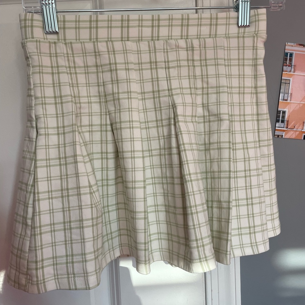 green & white skirt; full tilt brand sold at tillys; size medium